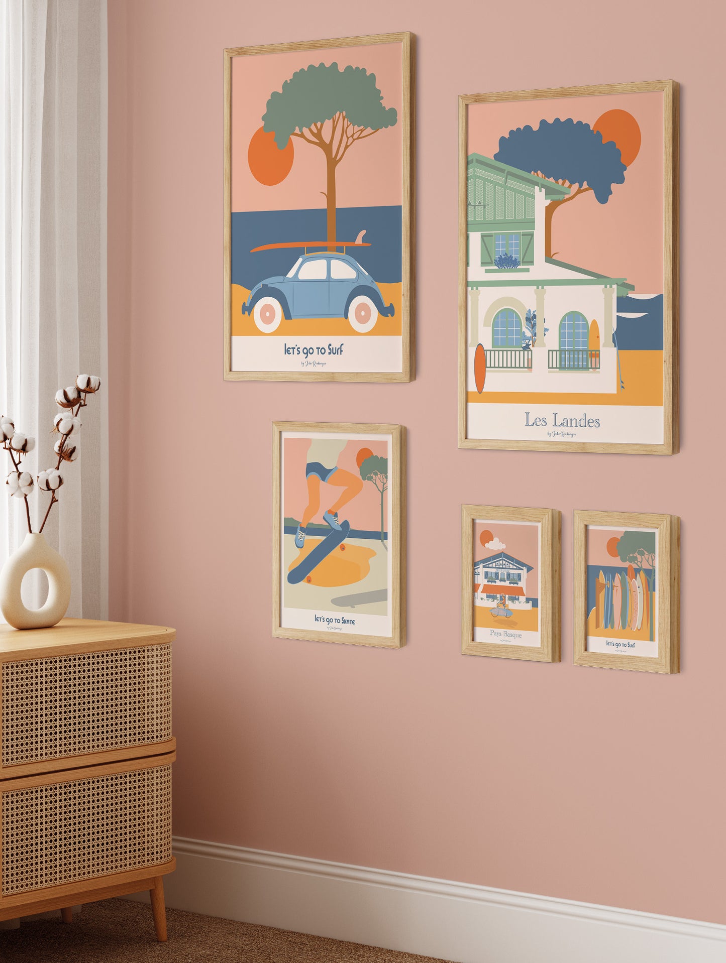 Affiches décoratives sur le Sud Ouest avec une ambiance surf et bord de mer et vintage avec des tons ocres et bleus profonds.