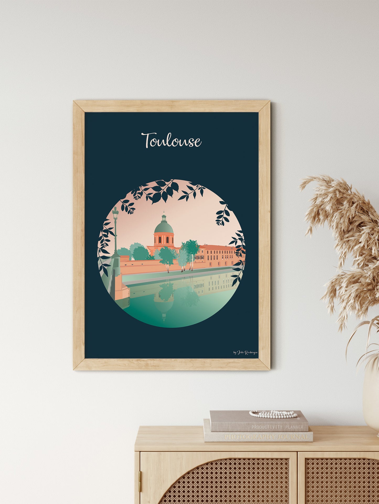 Affiche décorative de Toulouse mise en scène dans un intérieur, ambiance apaisante et méridionale.