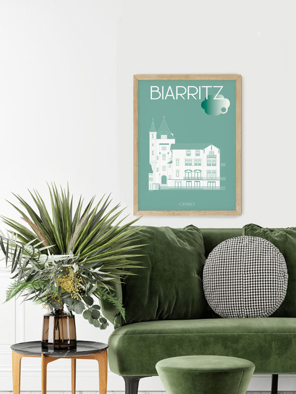 ffiche Biarritz – Villa Belza exposée dans un intérieur lumineux, décoration murale côtière avec affiche verte 30x40 cm signée Julie Roubergue.
