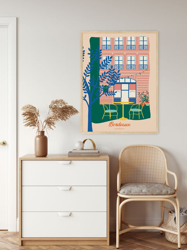 Affiche Bordeaux – La Terrasse multicolore exposée dans un intérieur lumineux