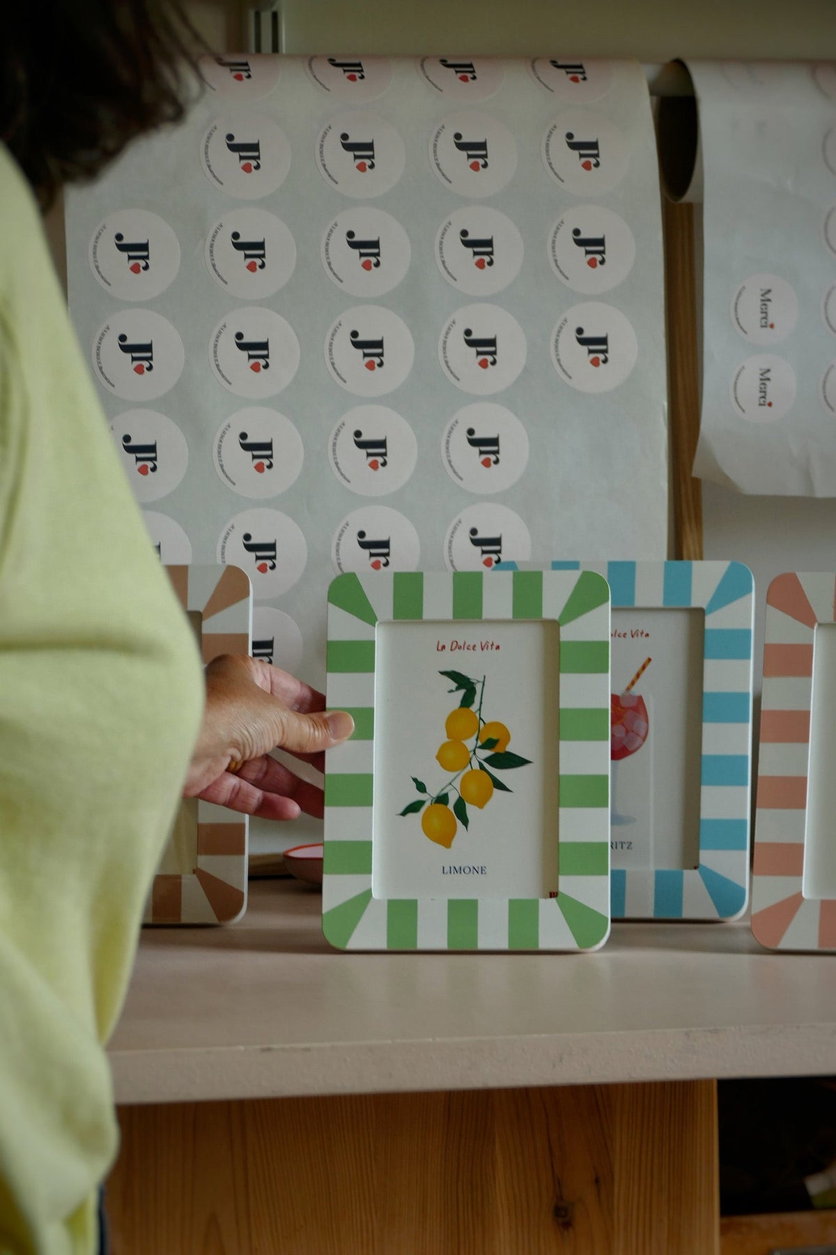 Julie Roubergue présentant la carte Limone de sa collection d’illustrations La Dolce Vita