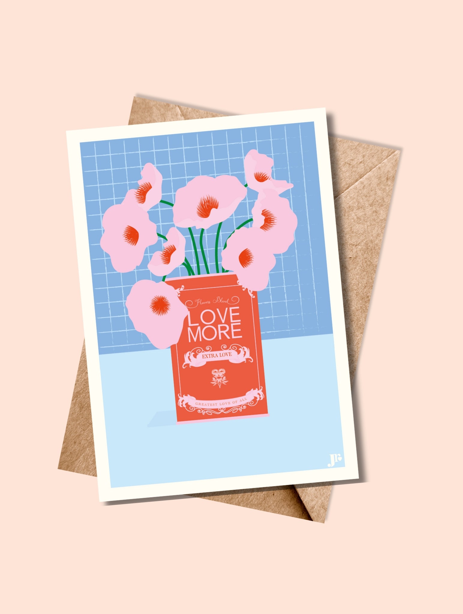 Carte postale Love More avec enveloppe, bouquet de fleurs roses dans un vase rouge sur fond bleu doux.