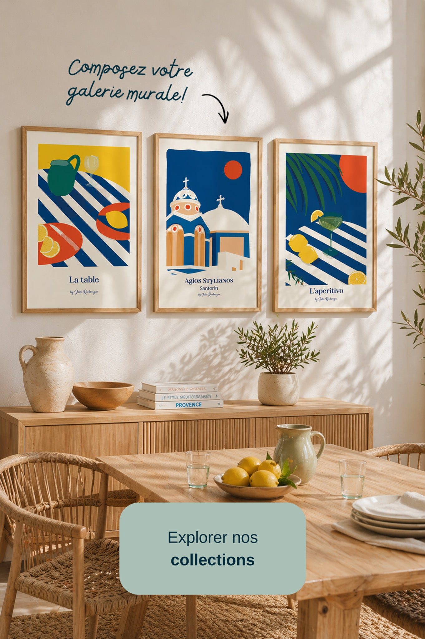 Galerie murale avec l’affiche Apéritivo encadrée aux côtés de deux autres illustrations méditerranéennes dans une salle à manger lumineuse.