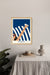 Affiche d’été style vintage avec serviette rayée et femme au soleil, déco bord de mer fraîche et élégante.