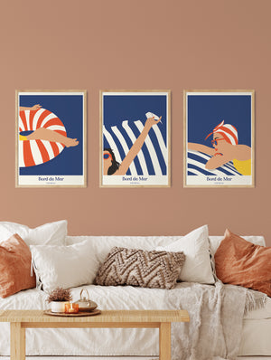 Affiches d’été style vintage avec serviettes rayées et femmes au soleil, déco bord de mer fraîche et élégante.