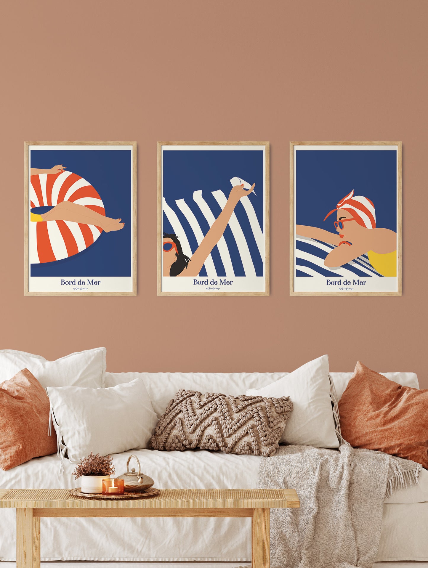 Affiches murales dans un intérieur lumineux, ambiance rétro chic et vacances bord de mer.