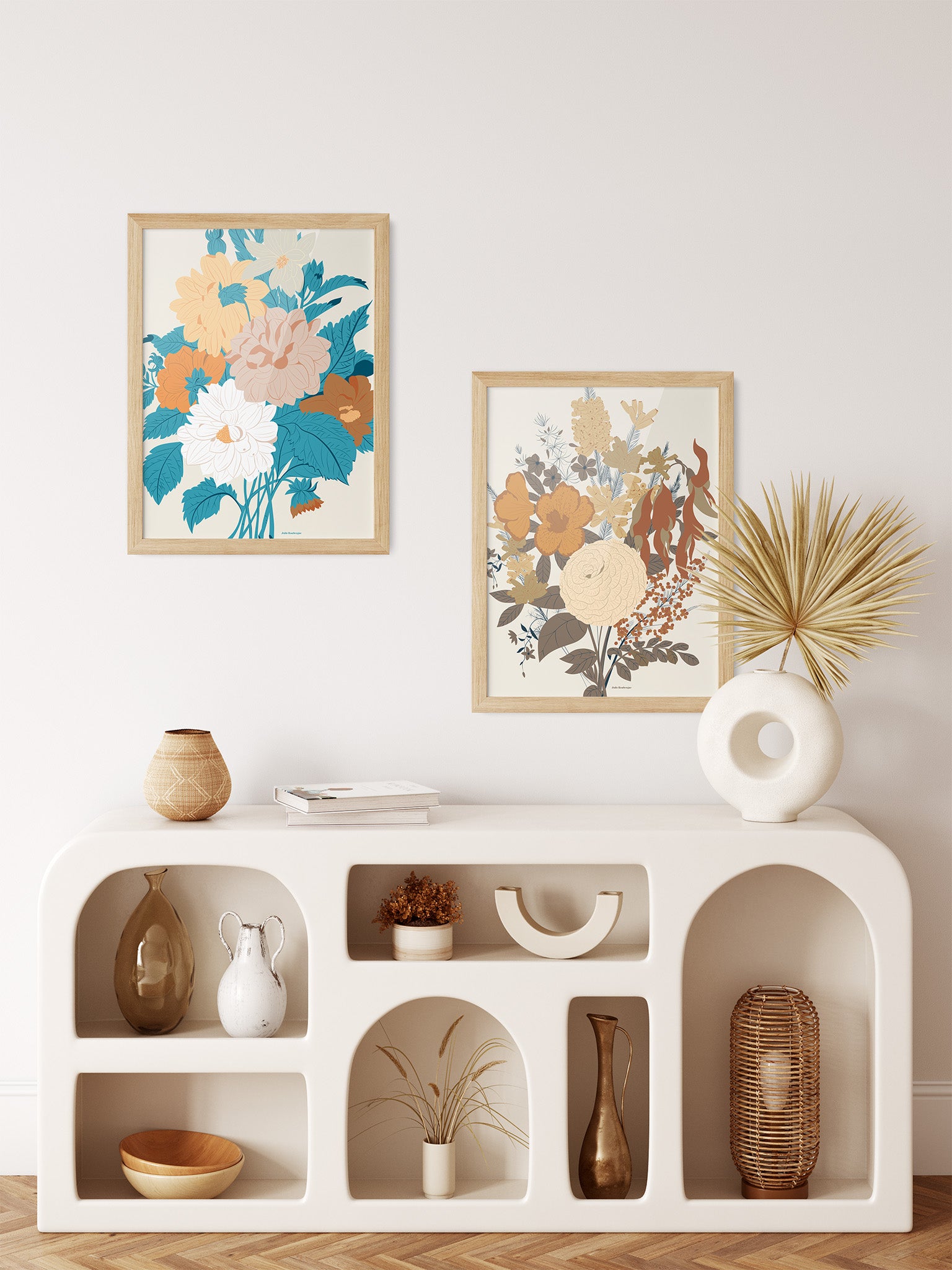 Duo d’affiches florales automne et hiver exposées côte à côte sur un mur blanc, dans un espace de lecture lumineux.
