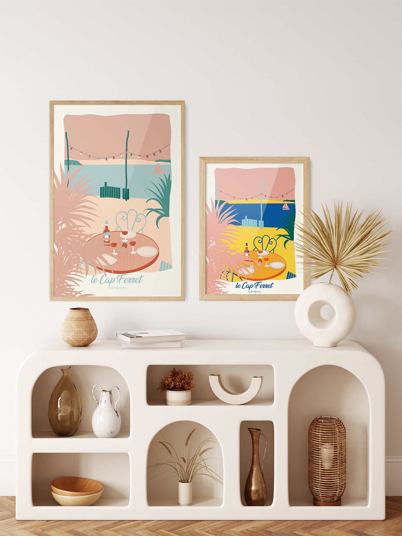 Affiches Cap Ferret – La Cabane en 30x40 cm et 50x70 cm, mix de tailles et de couleurs dans une décoration bord de mer.