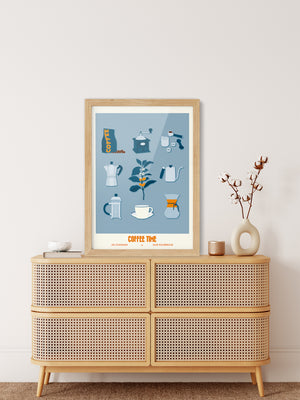 Affiche bleue "Coffee Time – Les Iconiques" accrochée au mur d’une salle à manger contemporaine, ambiance épurée et design.