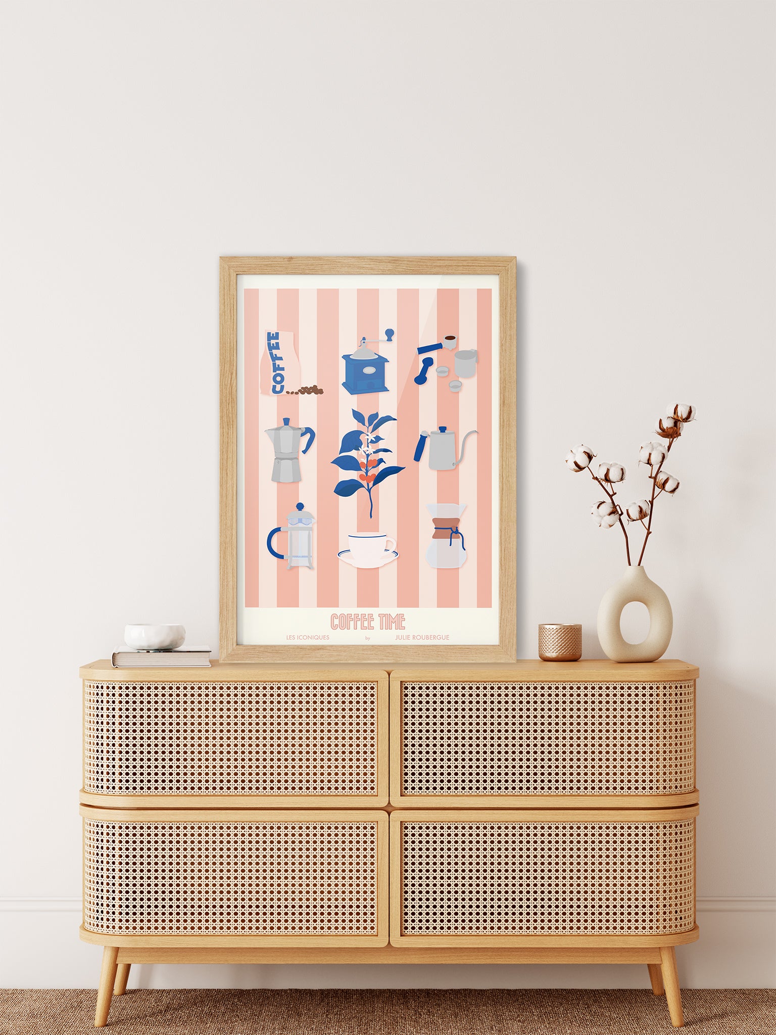 Affiche incarnadin "Coffee Time – Les Iconiques" décorant une salle à manger chaleureuse, style rétro chic.