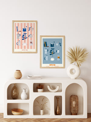Les deux versions de l’affiche "Coffee Time – Les Iconiques", bleu et incarnadin, exposées côte à côte dans un intérieur lumineux, pour un duo déco graphique et contrasté.