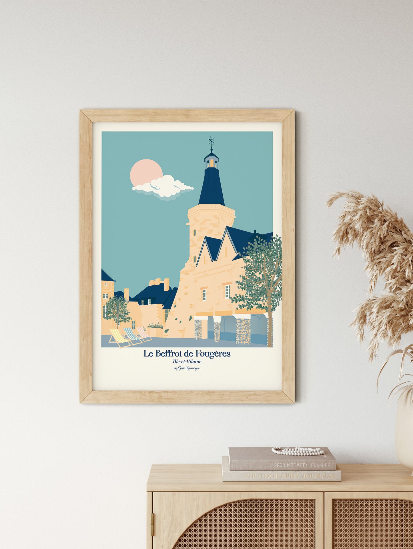 Affiche décorative du Beffroi de Fougères accrochée dans un intérieur lumineux, ambiance poétique et patrimoine breton.