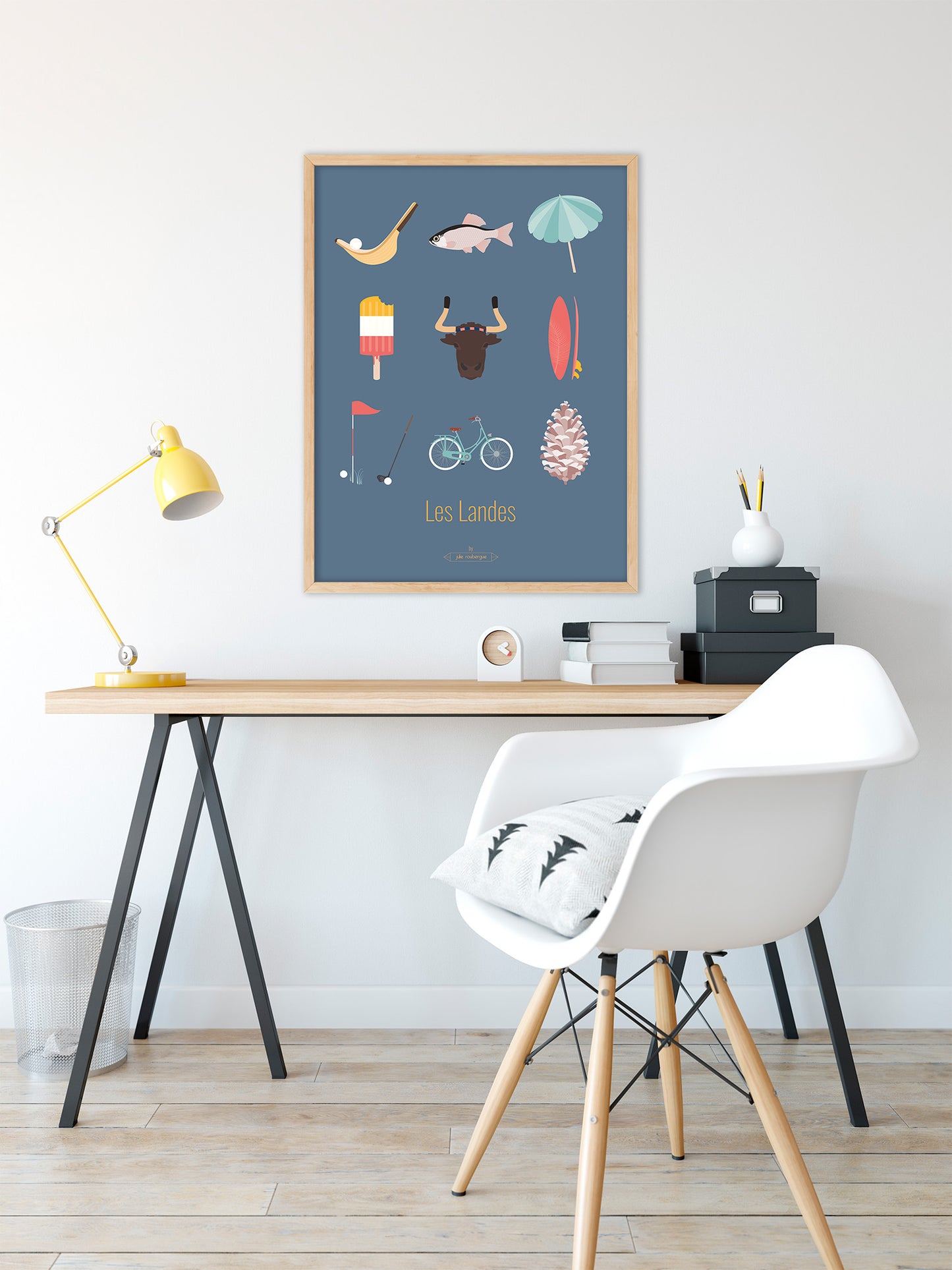 Affiche Les Landes – Les Iconiques fond bleu, mise en situation murale dans un salon au style naturel