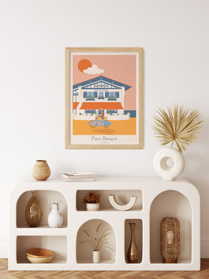 Affiche décorative du Pays Basque en intérieur, ambiance bord de mer et vintage avec des tons ocres et bleus profonds.
