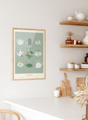 Affiche "Tea Time – Les Iconiques" accrochée dans une cuisine cosy au style rétro, près d’un coin thé
