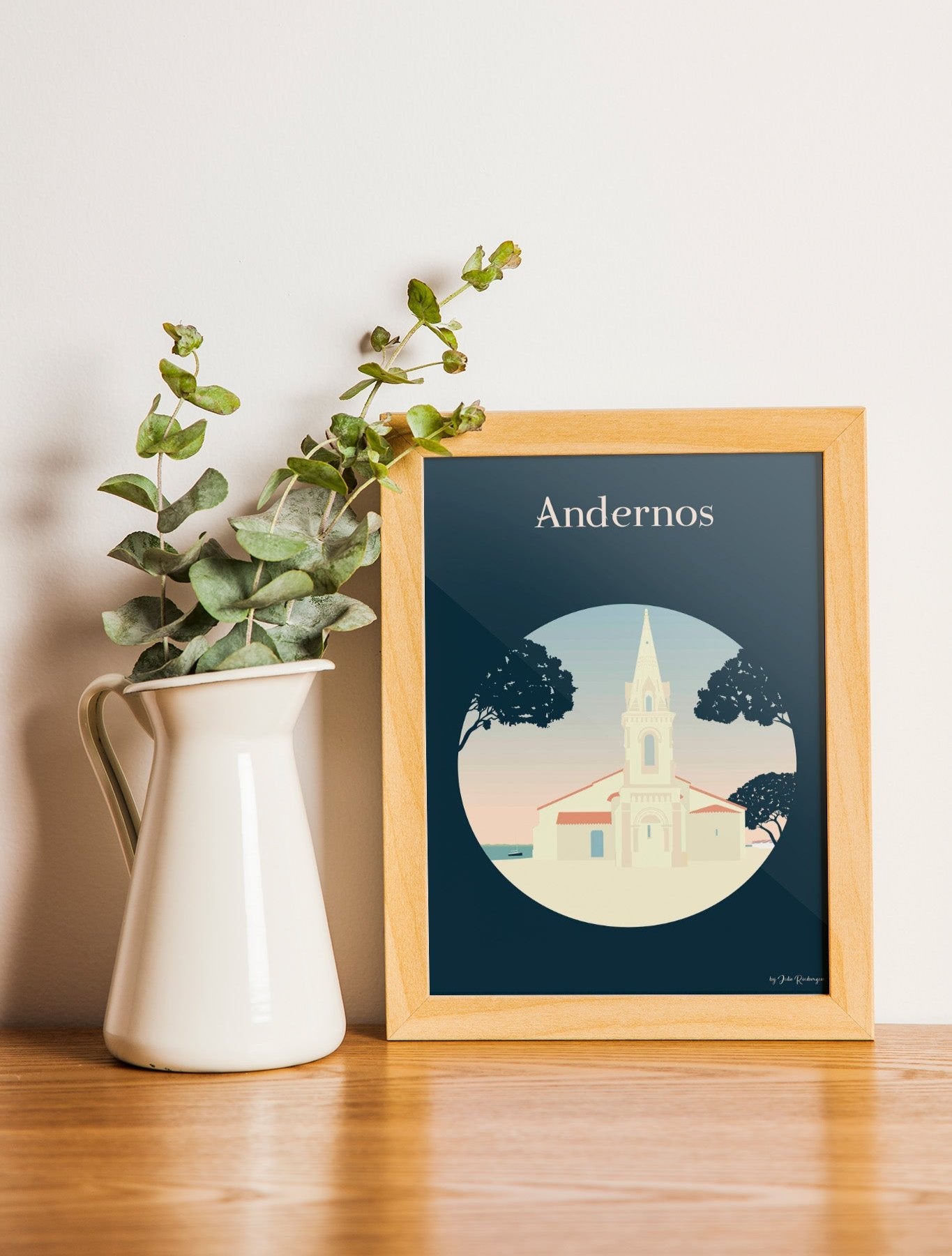 Carte postale illustrée intitulée “Andernos, La Chapelle” par Julie Roubergue, représentant la chapelle au bord de l'eau avec un fond bleu profond.