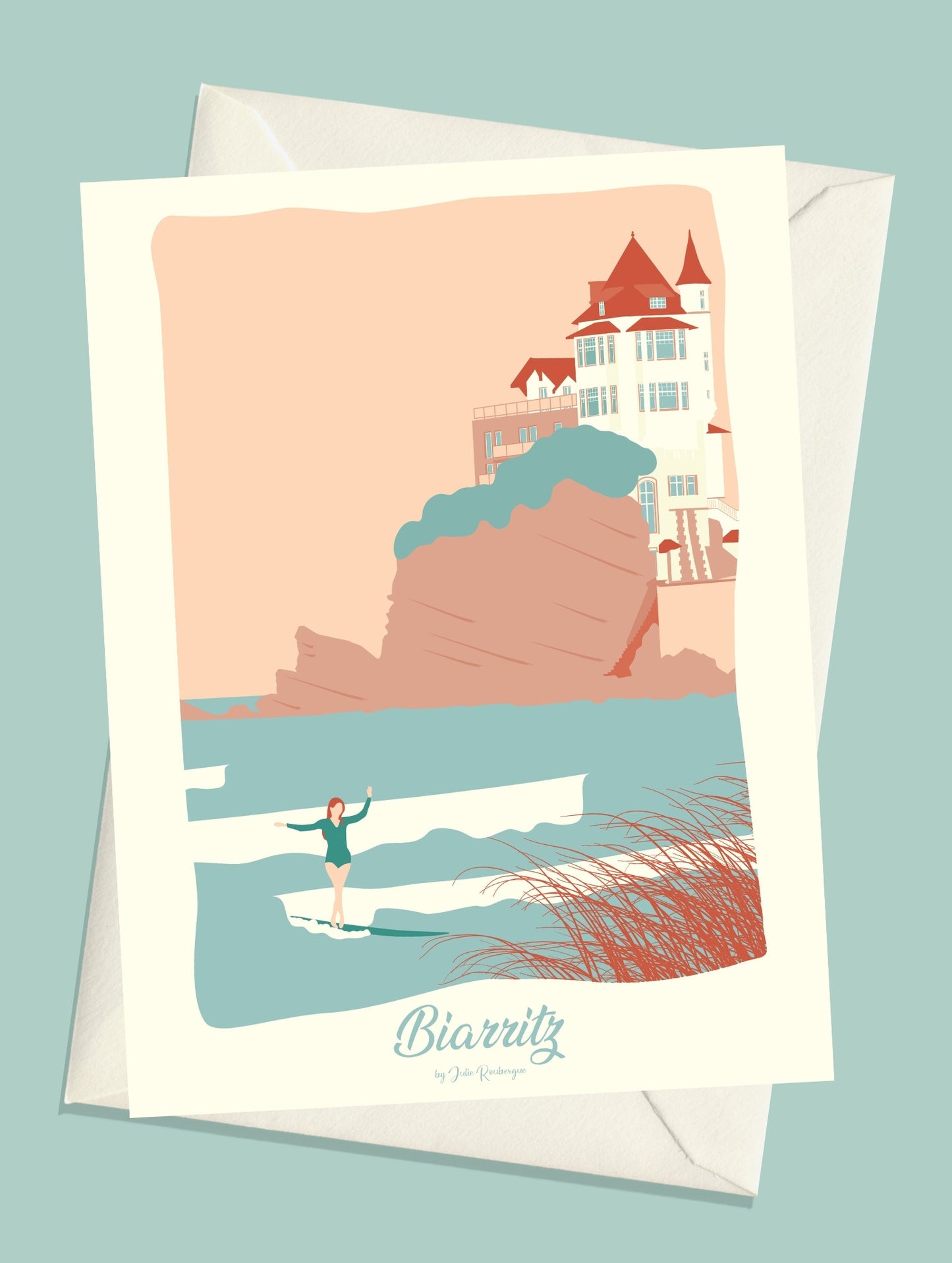 Carte postale illustrée intitulée “Biarritz, La Surfeuse” par Julie Roubergue, représentant la Villa Belza en fond et une surfeuse en premier plan dans les tons pastel