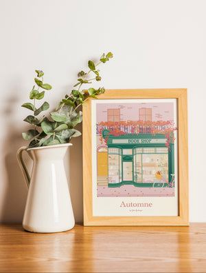 Carte postale Boutique Littéraire – Automne en Ville encadrée dans un intérieur lumineux, décoration murale inspirée de l’automne.