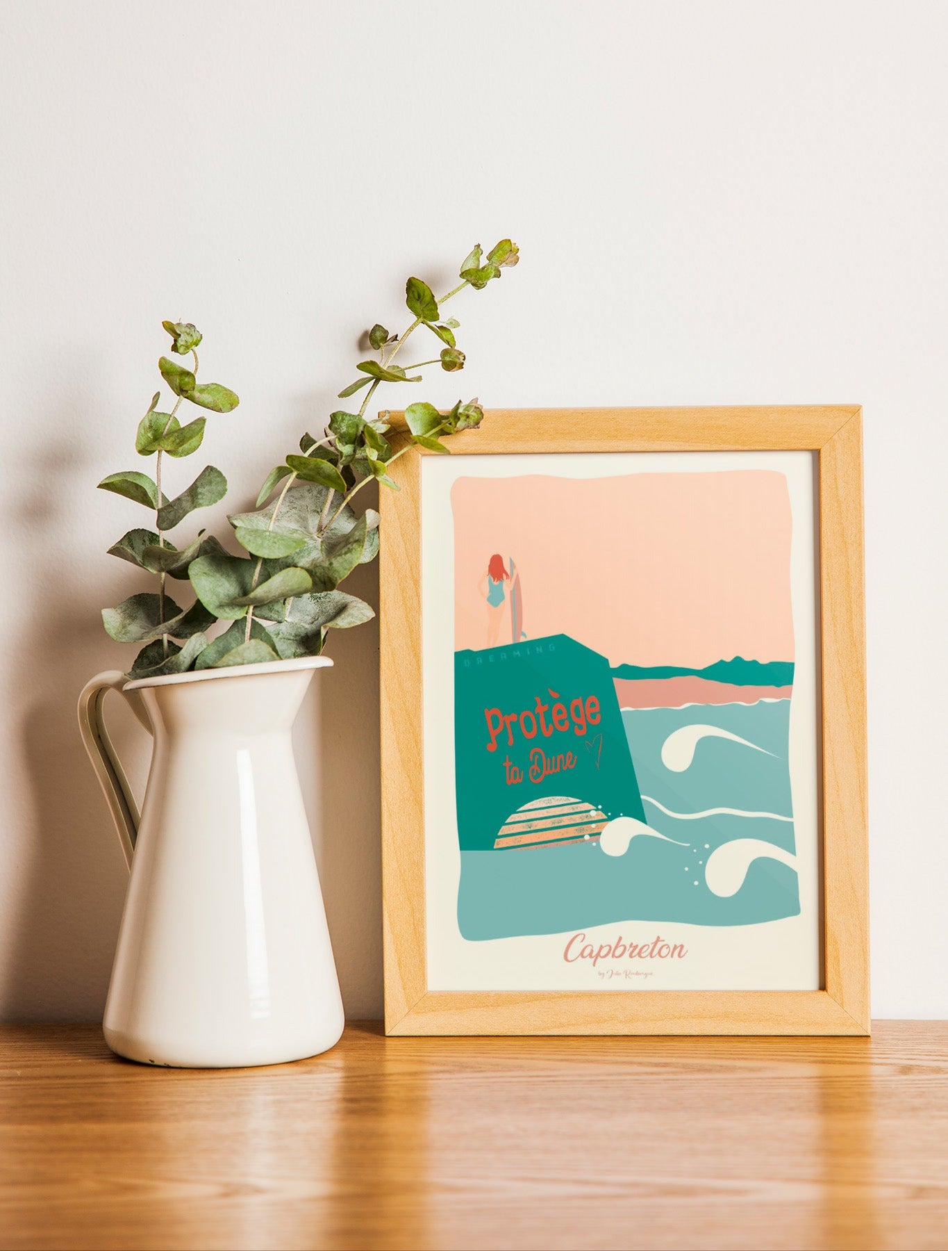 Carte postale illustrée intitulée “Capbreton, Le Spot” par Julie Roubergue, représentant un des fameux spot de surf de Capbreton , la plage de Santocha dans des tons pastel.