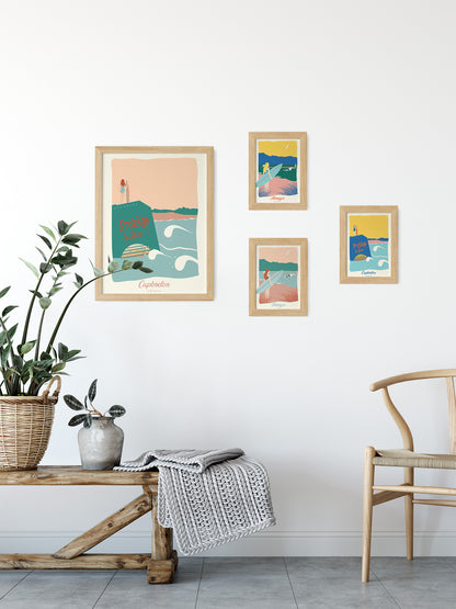 Cartes postales illustrées sur le thème du surf dans Les Landes par Julie Roubergue, dans des tons vifs ou pastel.