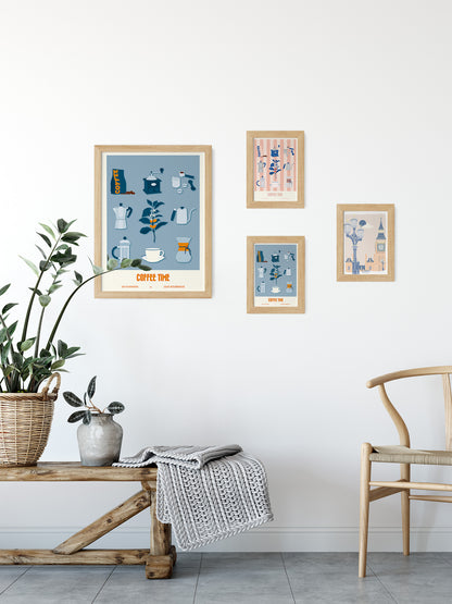 Carte postales illustrées intitulées “Coffee Time, Les Iconiques” par Julie Roubergue, représentant des objets liés au café, l'une avec un fond bleu et la seconde avec un fond à rayures roses.