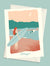 Carte postale illustrée intitulée “Hossegor, La Surfeuse” par Julie Roubergue, représentant une surfeuse prête à se jeter à l'eau.