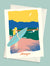 Carte postale illustrée intitulée “Hossegor, La Surfeuse” par Julie Roubergue, représentant une surfeuse prête à se jeter à l'eau.