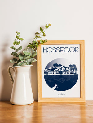 Carte postale illustrée intitulée “Hossegor, La Ville” par Julie Roubergue, représentant les lieux emblématiques de cette station blalnéaire de la côte landaise en marine.