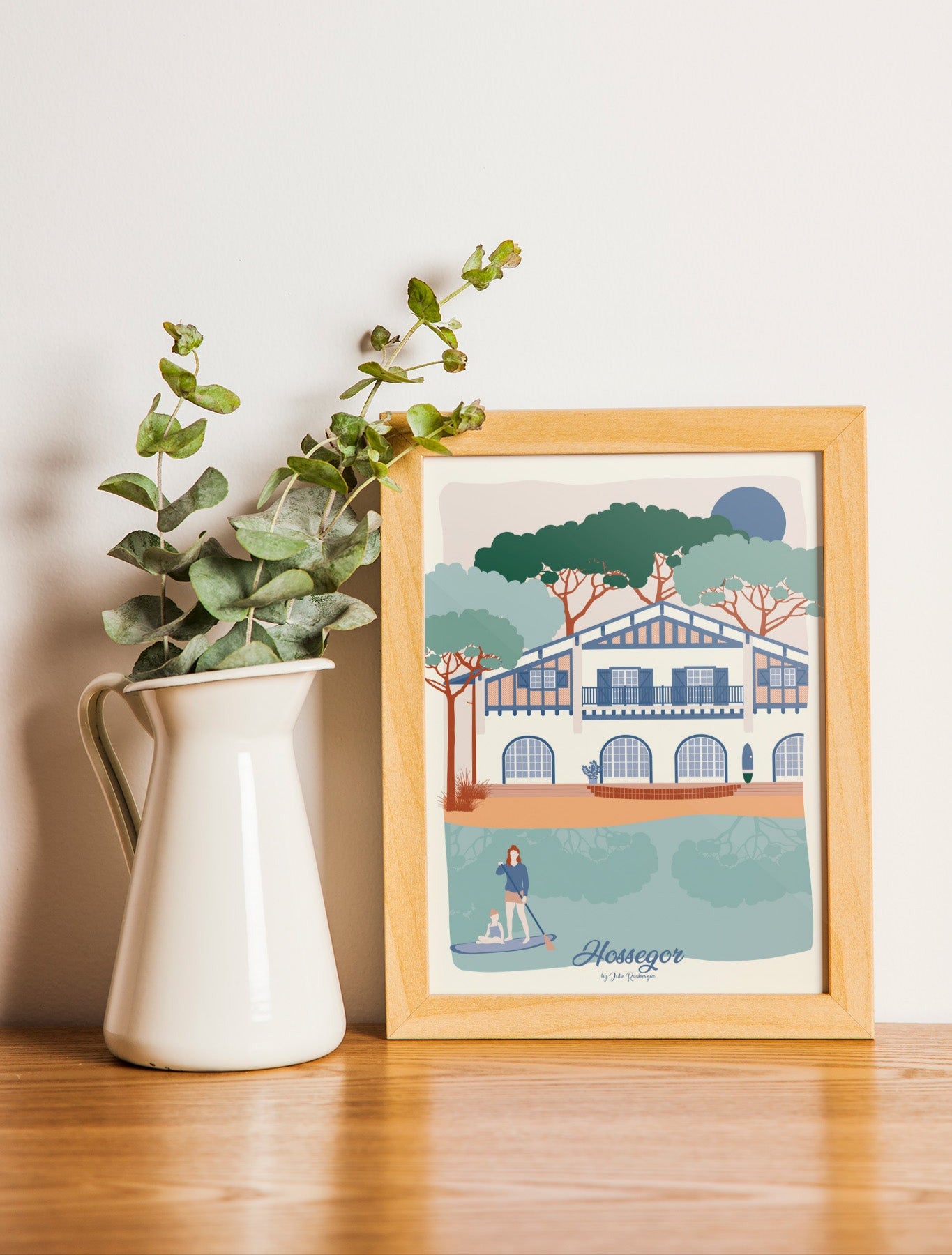 Carte postale illustrée intitulée " Hossegor, Le Lac" par Julie Roubergue, représentant le lac et une villa basco-landaise dans les tons pastel.