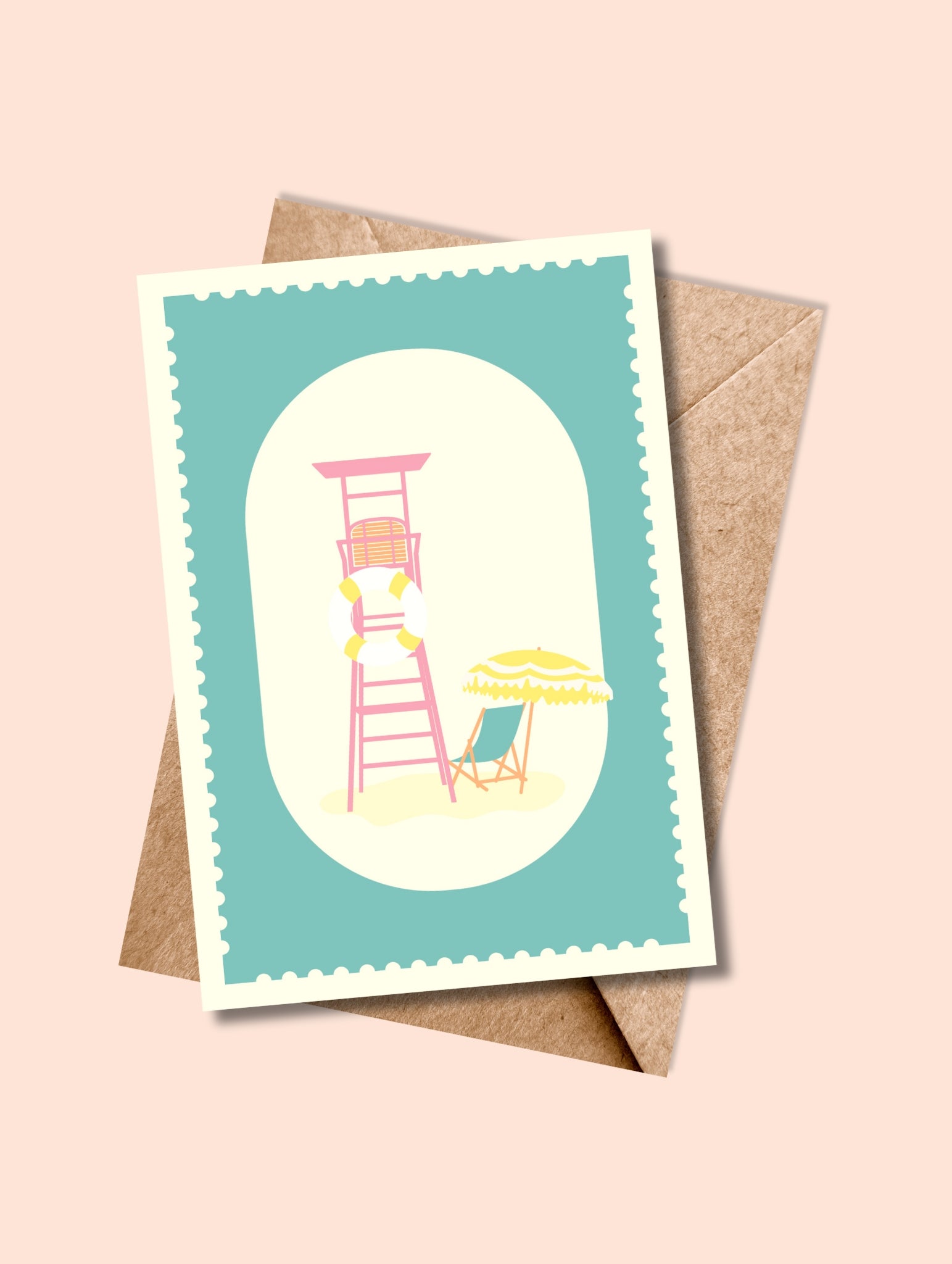 Carte postale L'Été, La Plage accompagnée de son enveloppe kraft – présentation soignée et estivale.