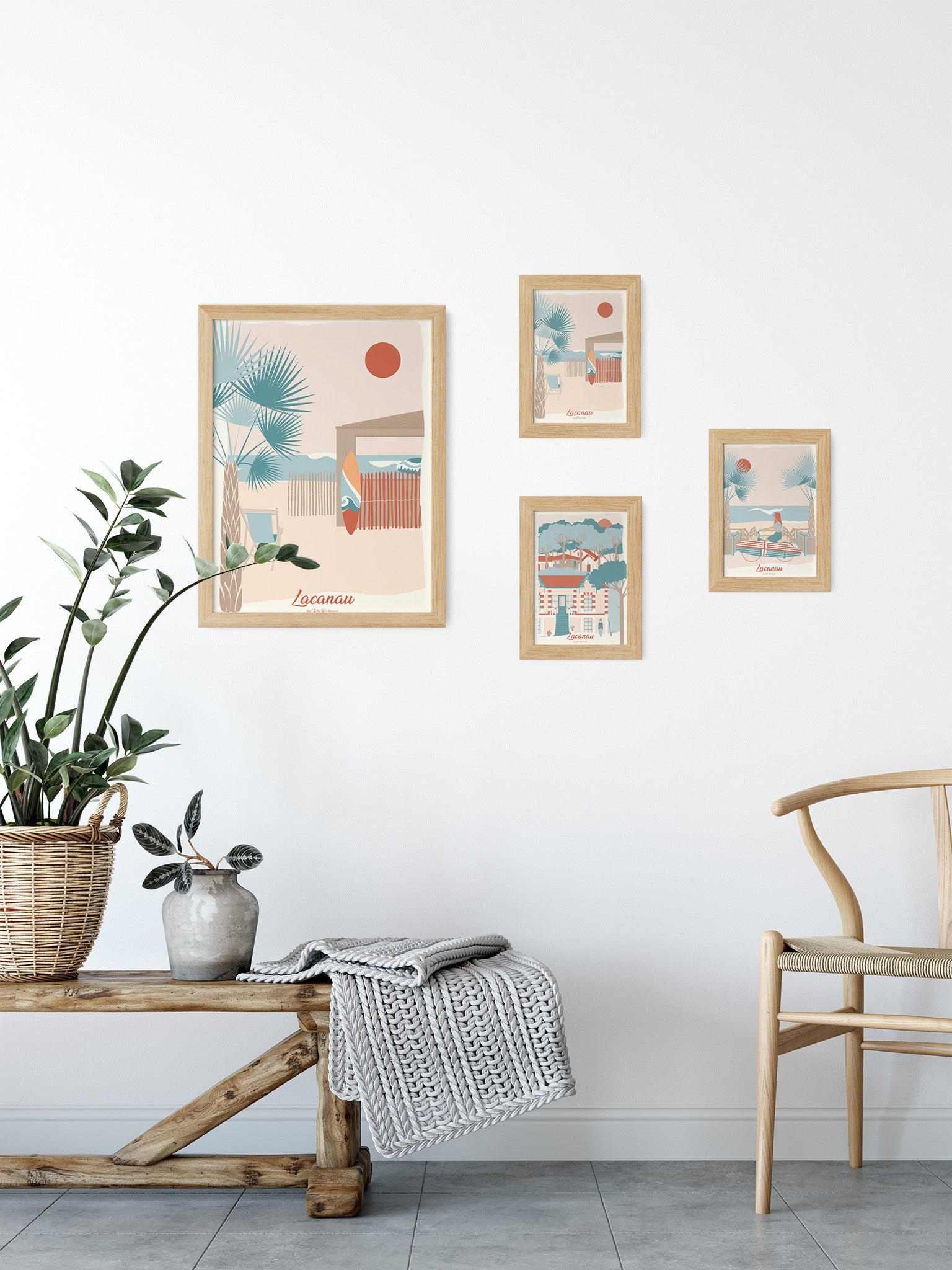 Carte postale Lacanau La Cabane mise en scène avec d'autres illustrations pour une déco murale inspirée du bord de mer.