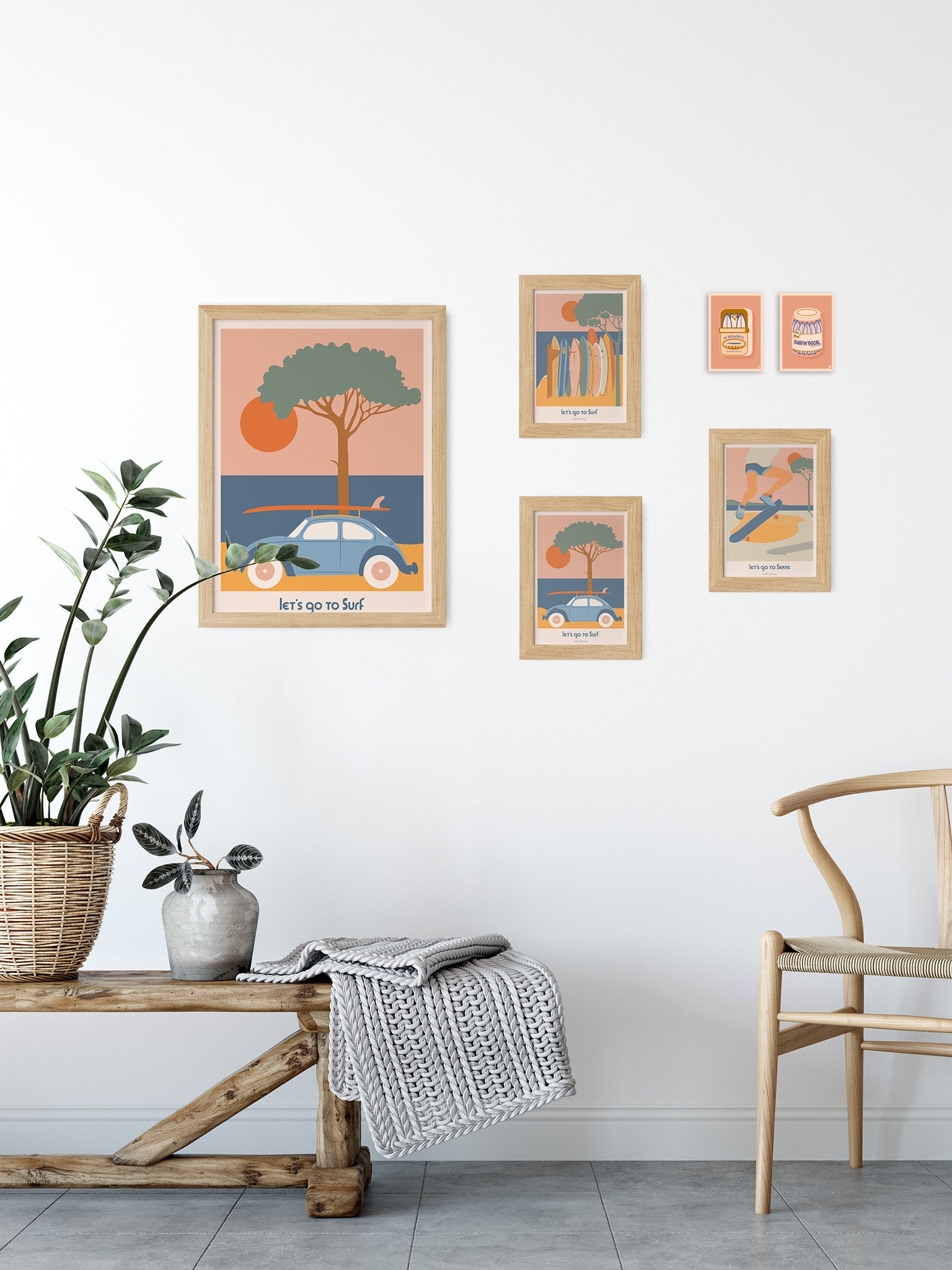 Proposition de décoration avec des cartes postales sur le thème du surf et du skate.