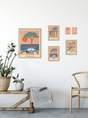 Proposition de décoration avec des cartes postales sur le thème du surf et du skate.