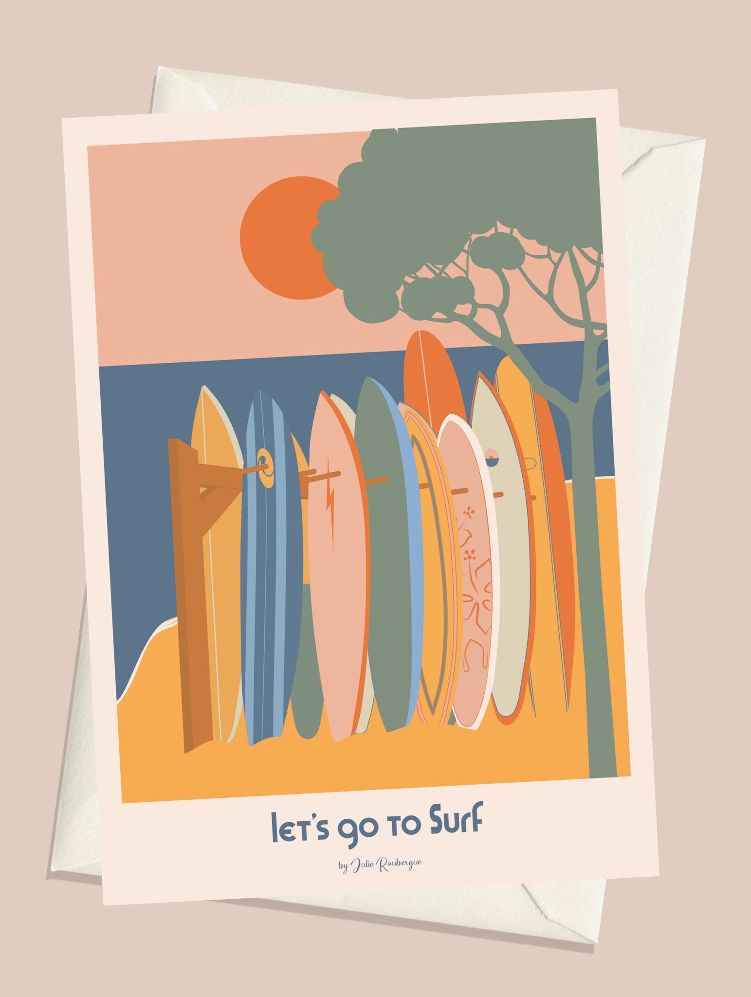 Carte postale Let’s Go to Surf avec enveloppe. Illustration colorée de planches de surf au coucher du soleil.