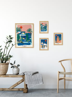 Carte postale illustrée intitulée “Marrakech, Villa Majorelle” par Julie Roubergue, représentant le magnifique jardin luxuriant et la fameuse villa bleue.