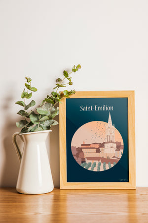 Carte postale Saint-Émilion – Le Village encadrée dans un intérieur chaleureux, décoration murale élégante inspirée du Sud-Ouest.