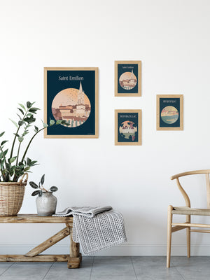 Carte postale Saint-Émilion – Le Village encadrée dans un intérieur chaleureux, décoration murale élégante inspirée du Sud-Ouest.