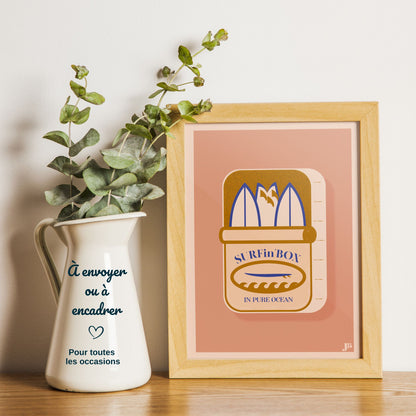 Carte postale Surfin'Box de couleur ocre en décoration sur bureau idée cadeau illustration Julieroubergue