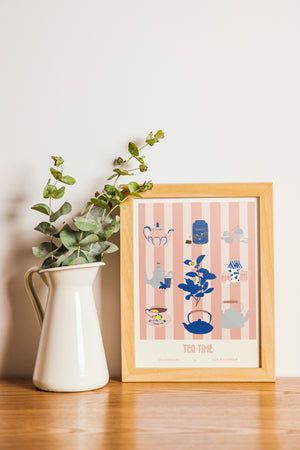 Carte Tea Time rose encadrée dans une décoration murale lumineuse.