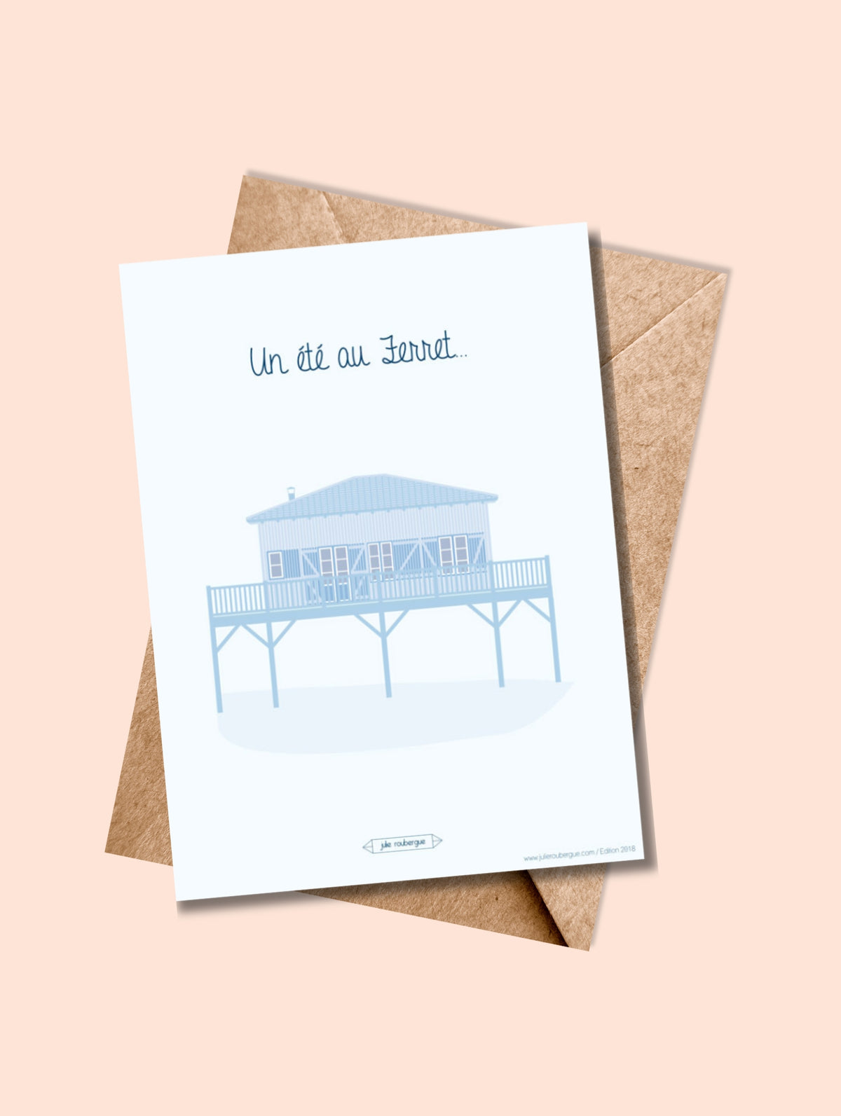 Carte postale "Un été au Ferret" glissée dans son enveloppe kraft.