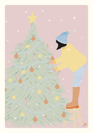 Illustration seule de la carte postale Un Noël à la hauteur de rêve, sapin pastel et décorations de Noël dans une ambiance rose et tendre.