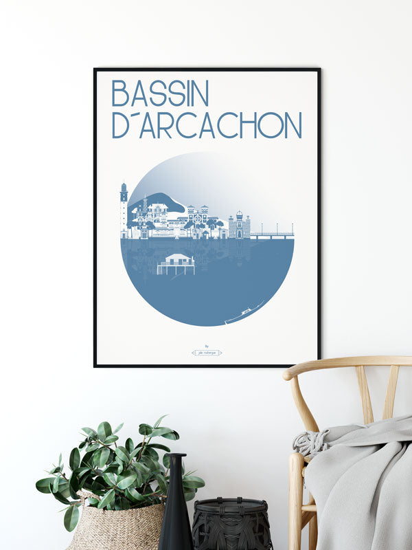 Affiche bleuet du Bassin d’Arcachon accrochée dans une chambre au style naturel et minimaliste