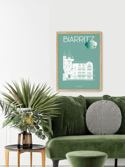 ffiche Biarritz – Villa Belza exposée dans un intérieur lumineux, décoration murale côtière avec affiche verte 30x40 cm signée Julie Roubergue.