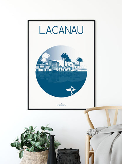 Affiche Lacanau La Ville en situation dans un salon – version bleu cobalt, touche artistique qui évoque les vacances, la nature et l’océan.