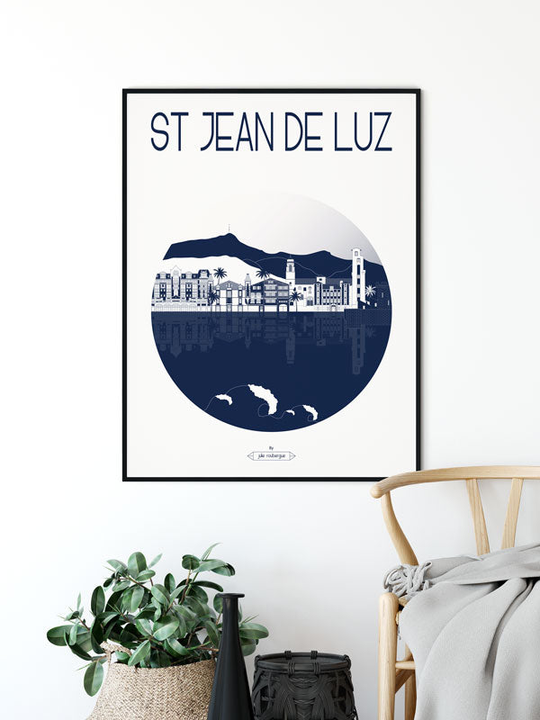 Affiche Saint Jean de Luz – La Ville couleur marine, mise en scène dans une décoration murale élégante et lumineuse.