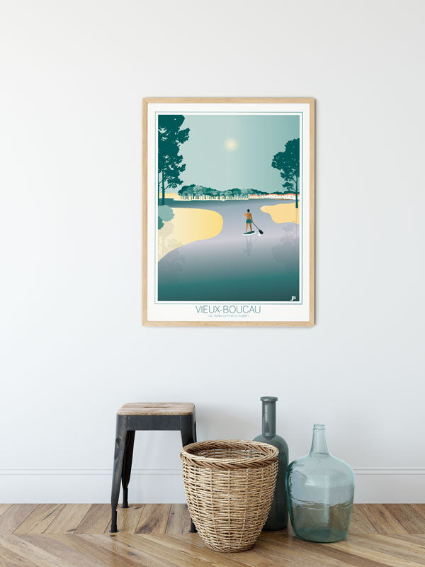 L’affiche du lac marin de Port d’Albret accrochée dans une pièce au style bord de mer doux et apaisant.